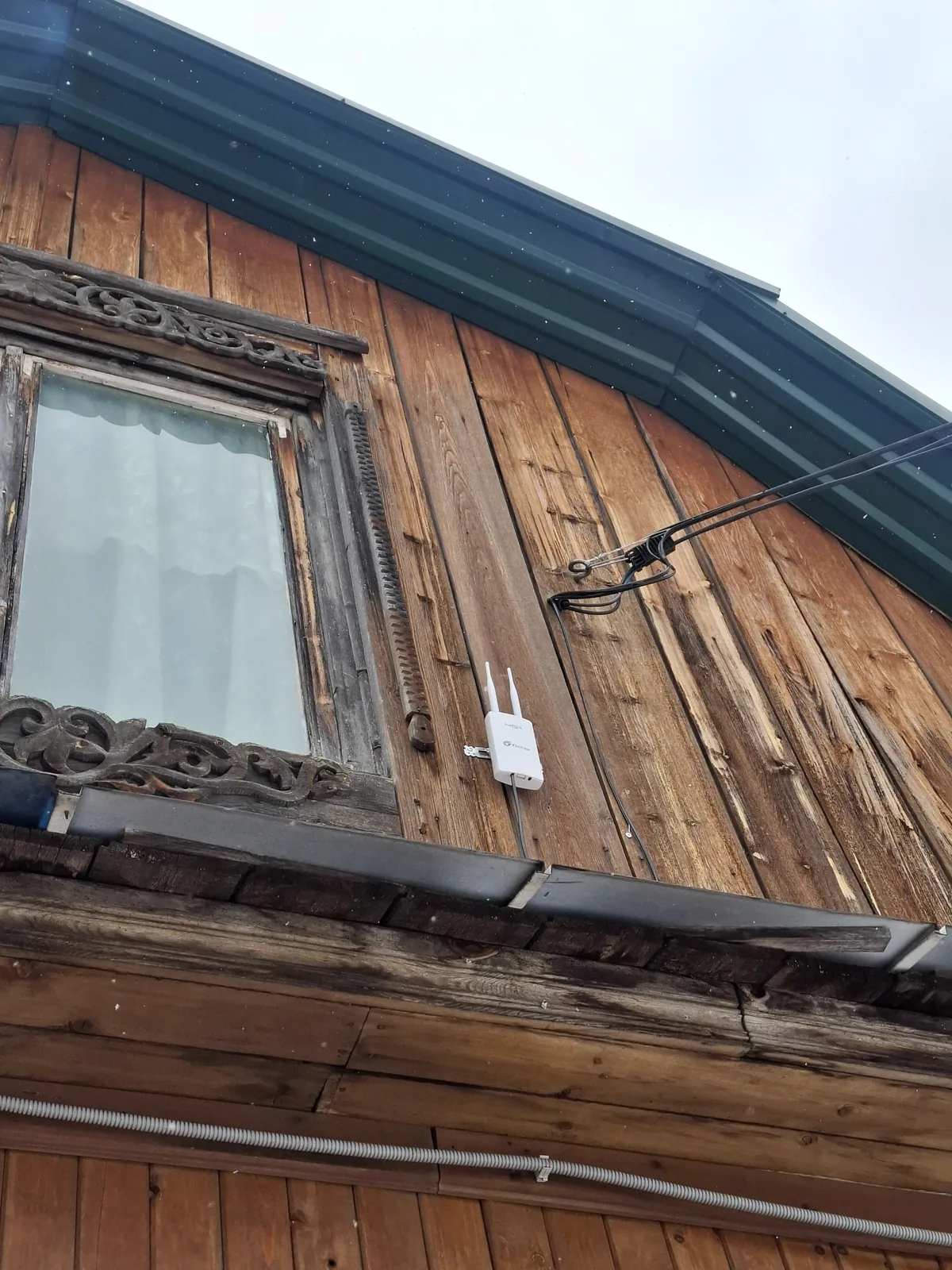 Уличная точка Wi-Fi на фасаде дома